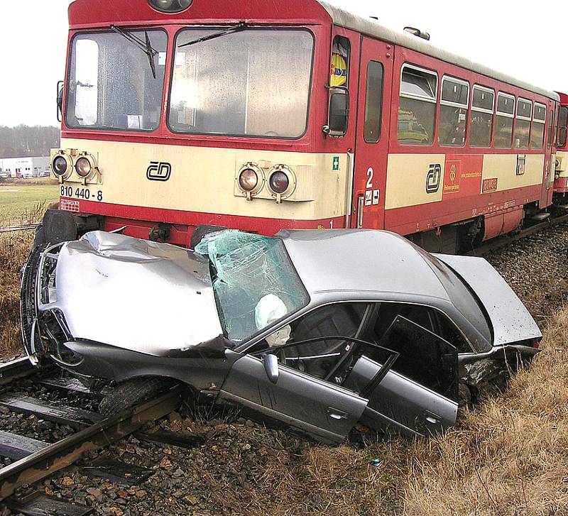 Vlak tlačil automobil šedesát metrů.