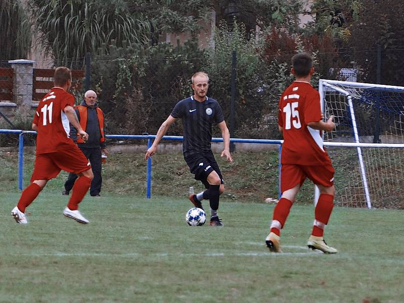 Fotbalisté Holýšova (na archivním snímku hráči v červených dresech) otočili utkání ve Staňkově, kde sice prohrávali 0:2, ale nakonec slaví všechny tři body.
