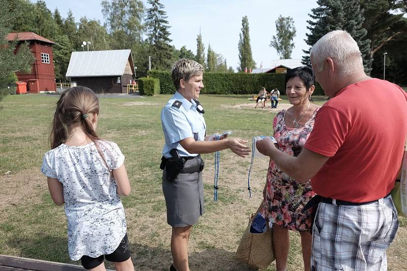 U babylonského rybníka rozdávala policejní mluvčí Dagmar Brožová rady a dárky.