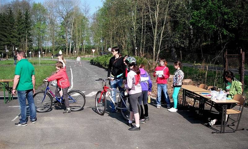 Z okresní dopravní soutěže mladých cyklistů.