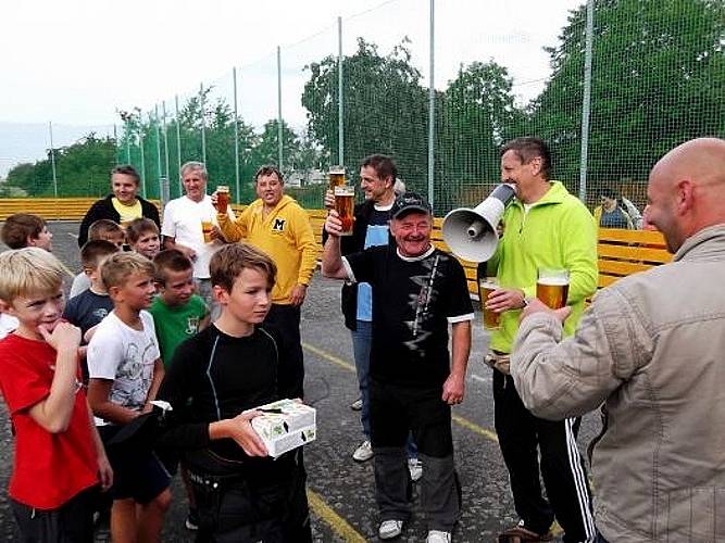 Z hokejbalového turnaje u příležitosti otevření víceúčelového hřiště. 