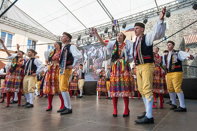 V Domažlicích se tento víkend odehrávají Chodské slavnosti a Vavřinecká pouť. Chodské slavnosti patří vůbec k nejstarším a největším národopisným slavnostem v České republice.