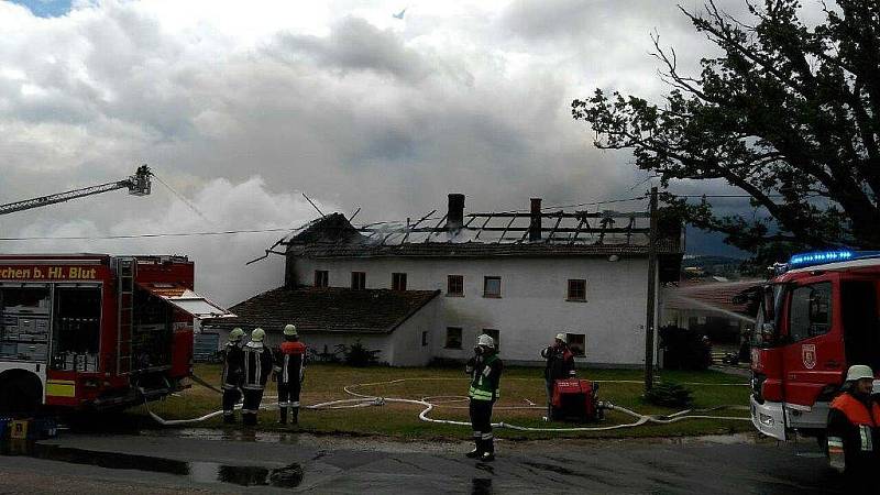 Hasiči z Domažlicka pomáhali německým kolegům v boji s požárem zemědělské usedlosti