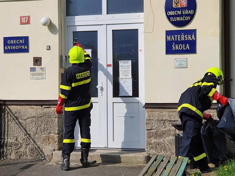 Exponovaná místa ošetřují dobrovolní hasiči Tlumačov i  Tlumačově a na Filipově hoře.