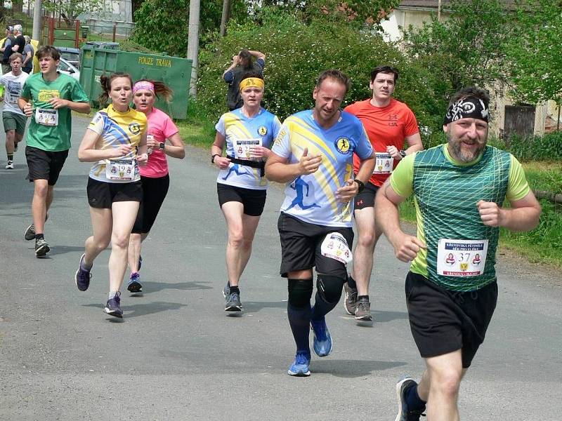 Na Křenovskou pětimíli na podporu malé Elišky vyrrazilo několik desítek běžců.