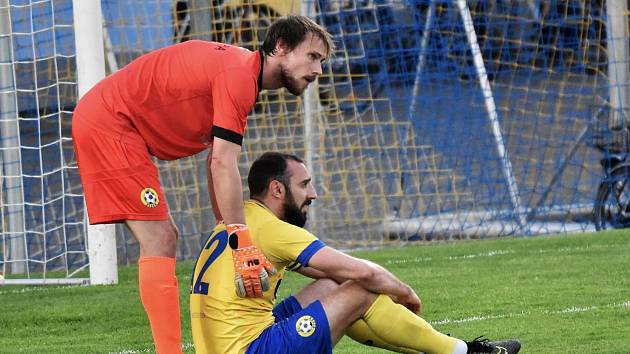 FORTUNA ČFL, skupina A, 25. kolo: FC Písek - TJ Jiskra Domažlice (na snímku fotbalisté v modrých dresech) 3:3 (1:1).