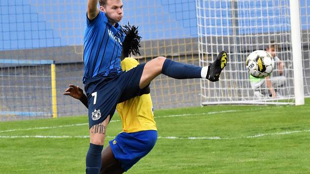 FORTUNA ČFL, skupina A, 25. kolo: FC Písek - TJ Jiskra Domažlice (na snímku fotbalisté v modrých dresech) 3:3 (1:1).