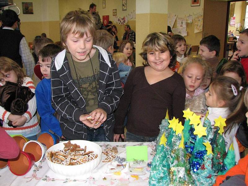 Z Vánočního jarmarku v Základní škole Msgre B. Staška v Domažlicích.