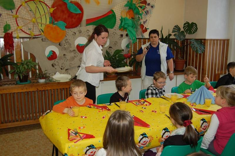 Domažličtí prvňáčci po obdržení pololetního vysvědčení šli na slavnostní oběd.