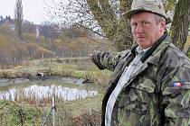 Naštvaný rybář Václav Klapko ukazuje na vykradenou sádku u Tří vrb.