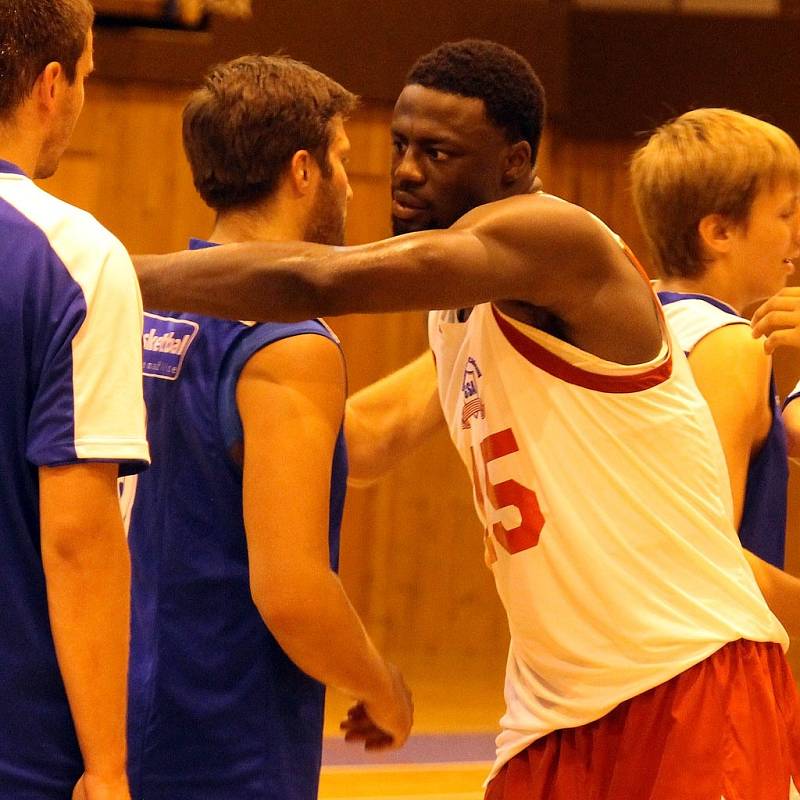 Z přátelského utkání basketbalistů Jiskry Domažlice a výběru amerických univerzit.