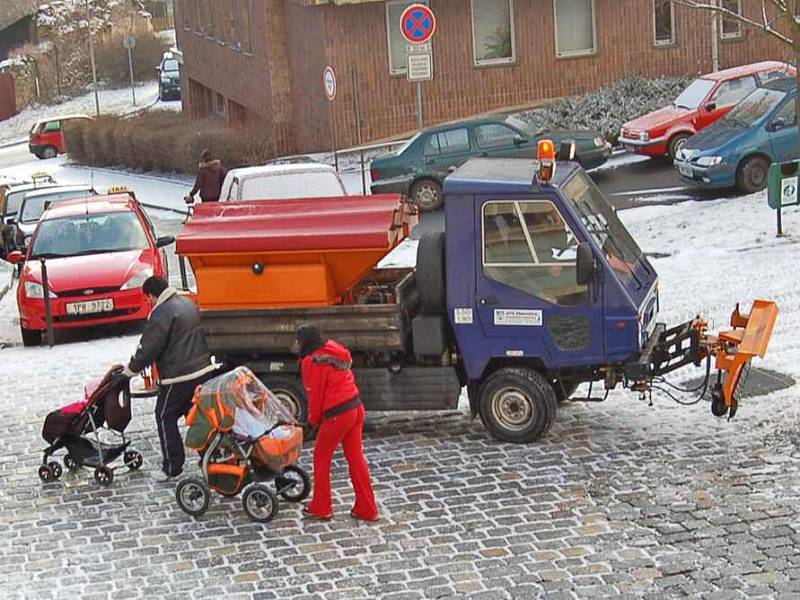 Letošní zima je v Domažlicích skoupá na sníh. Včera však přece jen museli vyjíždět zaměstnanci Domažlických technických služeb k údržbě chodníků.