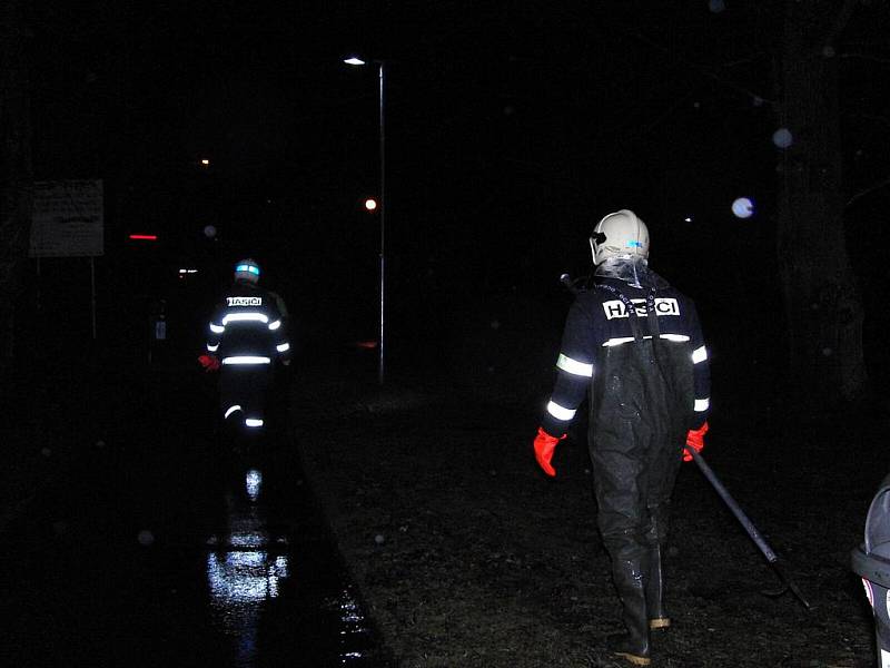 Čtvrteční podvečer přinesl do ulice U Nemocnice velkou vodu. 