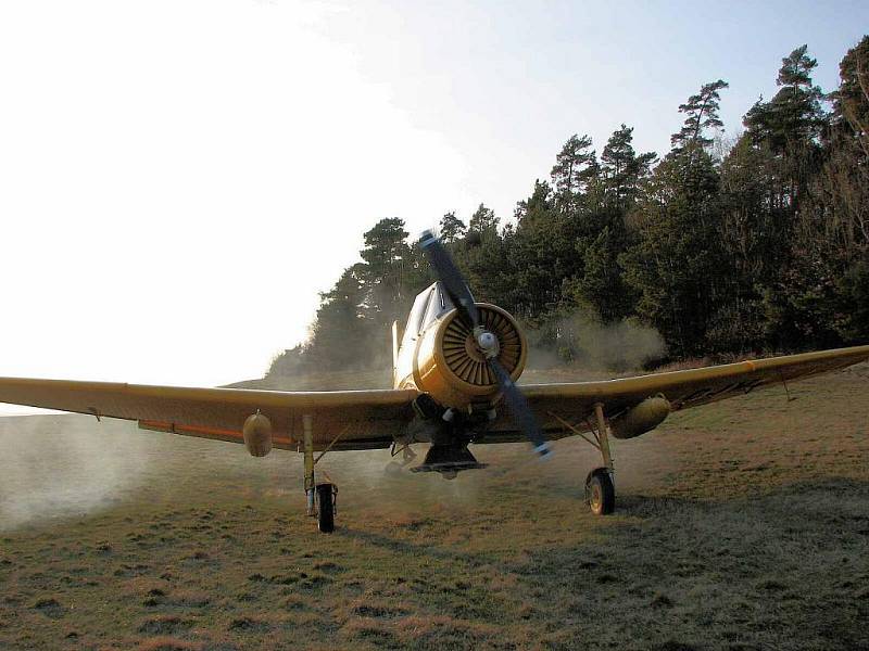 Na Kolovečsku pomáhal s ošetřením polí Zlín Z-37 Čmelák.