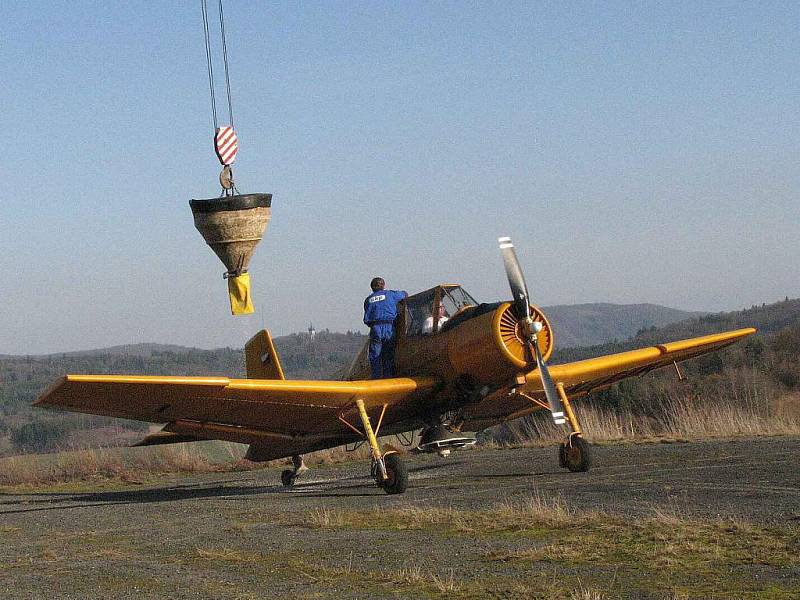 Na Kolovečsku pomáhal s ošetřením polí Zlín Z-37 Čmelák.