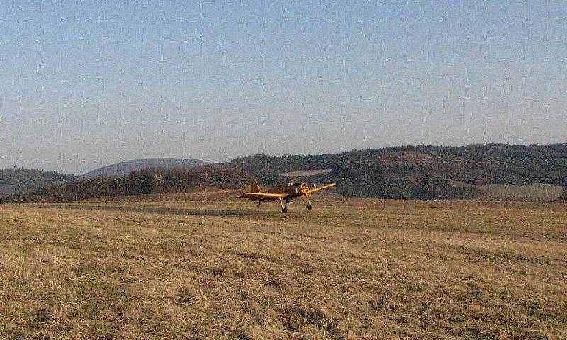 Na Kolovečsku pomáhal s ošetřením polí Zlín Z-37 Čmelák.