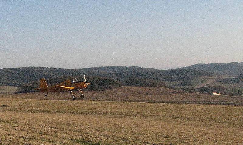 Na Kolovečsku pomáhal s ošetřením polí Zlín Z-37 Čmelák.