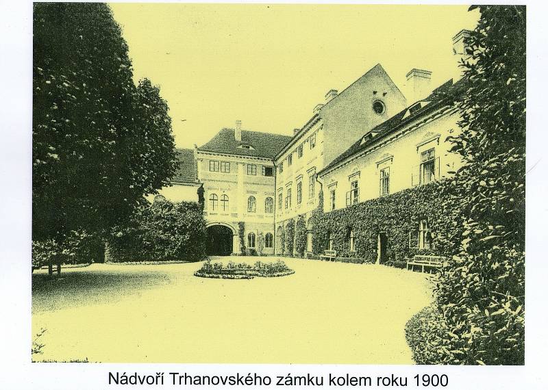 Často se na pohlednicích nebo fotografiích objevuje trhanovský zámek. Nechybějí ani snímky mapující proměnu obce.