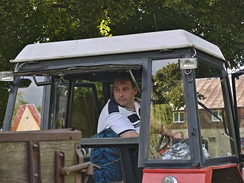 Couvání traktorů v Libkově.
