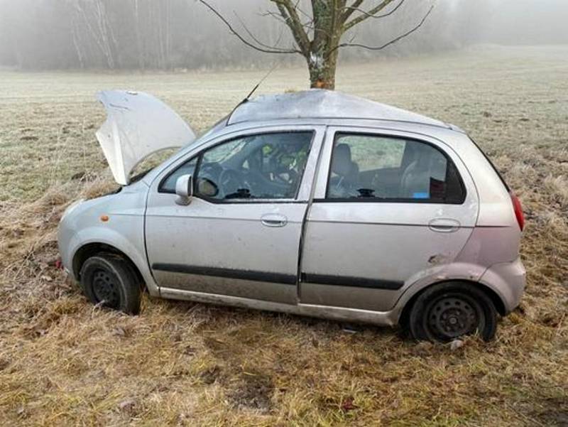 Náraz do stromu na silnicí mezi Železnou a Bělou nad Radbuzou se stal řidiči osudným.