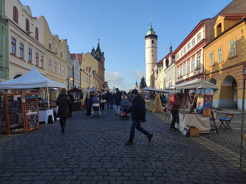 Jednodenní Vánoční trhy v Domažlicích přilákaly v sobotu 18. prosince spoustu návštěvníků. Lidé zavzpomínali i na Havla, který zemřel přesně před deseti lety.