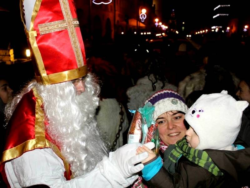 MIKULÁŠ V DOMAŽLICÍCH. Do příštího 14. ročníku hodlá parta nadšenců mikulášskou nadílku doladit tak, aby zajistila bezpečnost návštěvníků akce. 