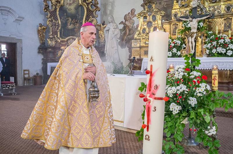 Žehnání novému basreliéfu v domažlickém kostele.