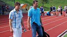 Domažlický oštěpař David Sekerák(vlevo) přivádí na místní stadion Střelnice světového rekordmana Jana Železného