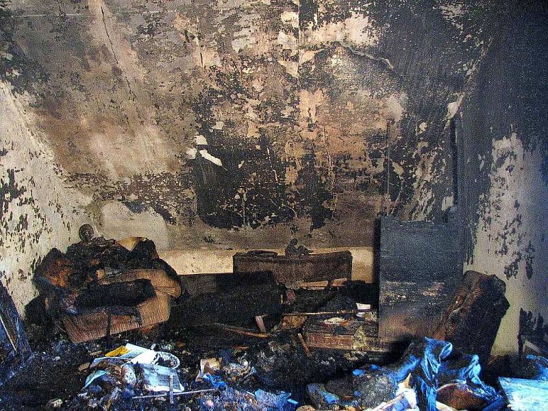 Z místa požáru ve Staňkově. V této místnosti bylo pravděpodobně ohnisko požáru.