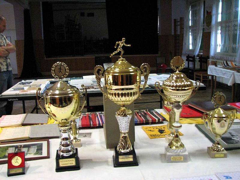 Blyštivé poháry, které vyhrál hlubocký Karel Duchek.