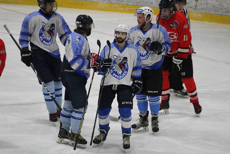 HC Domažlice (v modrobílém) - HC Čerti Ostrov (v červeném) 22:4 po třetinách 6:3, 9:1, 7:0.