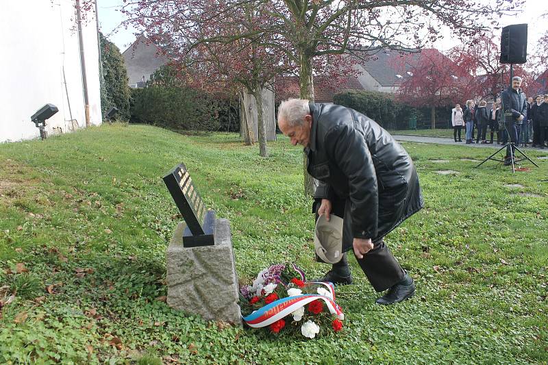 Z pietní akce u pamětní desky třetího odboje v parku pod Chodským hradem.