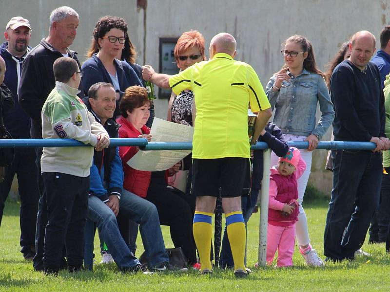 Fotbal ve Staňkově slavil 90. let existence. V rámci oslav se tamní stará garda utkala s Amforou.