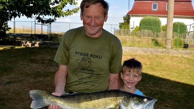 FRANTIŠEK SOLNIČKA zapózoval se svým úlovkem společně s osmiletým vnukem Kristiánkem Zítkou, který jako prvňáček začal letos také chytat ryby. 