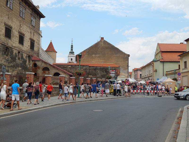 Pohled na město během poutě.