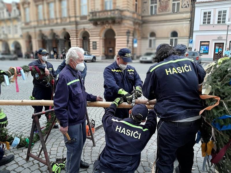 Dobrovolní hasiči z Domažlic letos opět navázali na tradici a postavili na náměstí májku. Foto: Martin Jurčo