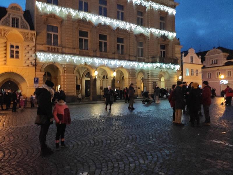 Rozsvícení vánočního stromku na náměstí Míru se uskutečnilo v sobotu před 17. hodinou.