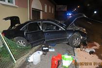 OPLOCENÍ A FASÁDA. Na nich způsobil škodu řidič Audi při noční nehodě v Draženově.