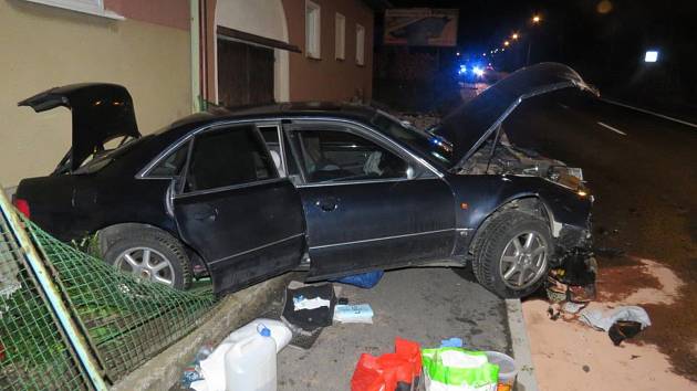 OPLOCENÍ A FASÁDA. Na nich způsobil škodu řidič Audi při noční nehodě v Draženově.