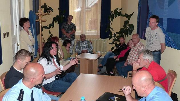 Z DEBATY V KANCELÁŘI MÍSTOSTAROSTY KARLA ŠTÍPKA. Občané, kteří se shromáždili, nešetřili kritikou. Další schůzka se uskuteční v srpnu.