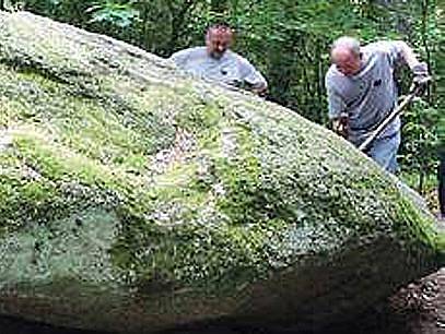 Z babylonského Čertova kamene je zásluhou Pavla Pavla, který rozpochodoval sochy na Velikonočním ostrově, opět viklan.