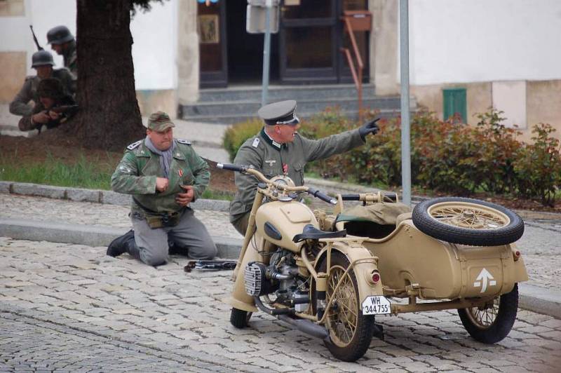 Z dobové ukázky bitvy německých a amerických vojáků v centru Horšovského Týna.