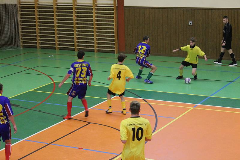 SK Bomber Domažlice (v modrém) - FC Dynamo Horšovský Týn (ve žlutém) 4:1 (3:0).