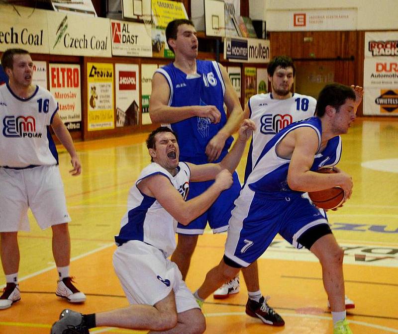 Z utkání basketbalistů Jiskry Domažlice ve Strakonicích.