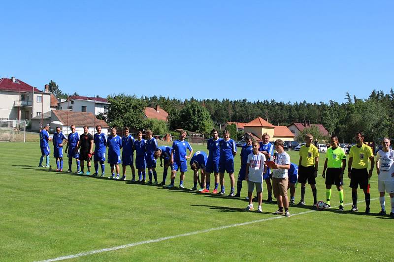 Přátelský zápas na oslavu 55 let herce Ivana Trojana v Krchlebech: šKrchlebský samet - Real Top Praha 6:10.