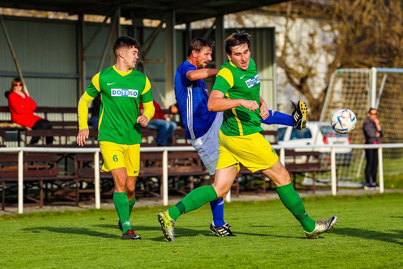 Fotbalisté TJ START Tlumačov (na snímku fotbalisté v zelených dresech).