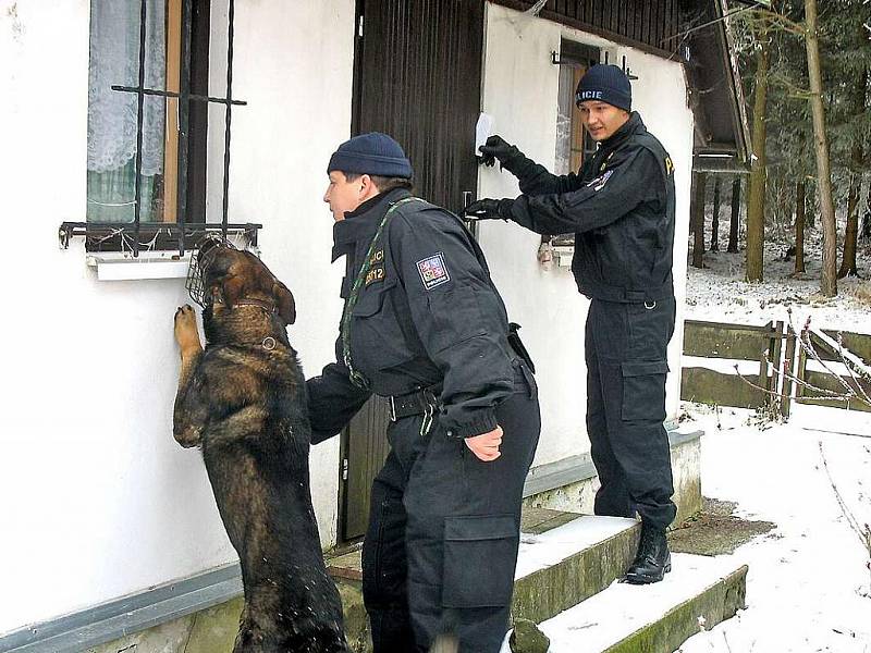 Z policejní preventivní kontroly. Psi jsou výbornými a nepostradatelnými pomocníky.