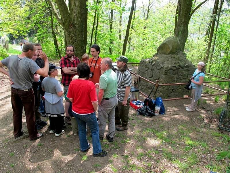 Při sobotní akci Pionýrské skupiny Safír Kdyně se podařilo zbavit odpadků jižní stranu vrchu Škarman.