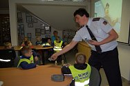 Děti z MŠ v Poděbradově ulici navštívily stanici domažlických profesionálních hasičů.