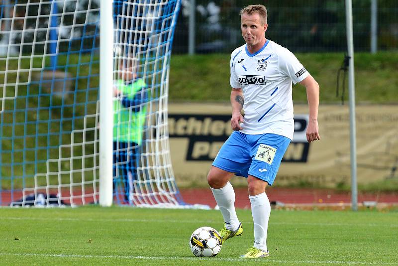 10. kolo FORTUNA ČFL, skupina A: TJ Jiskra Domažlice (na snímku fotbalisté v bílých dresech) - FC Písek 3:0 (2:0).